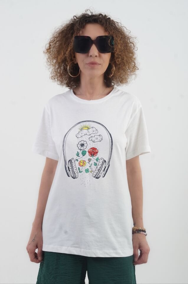 Ekru Taşlı Çiçek Ve Kulaklık Baskılı Tshirt