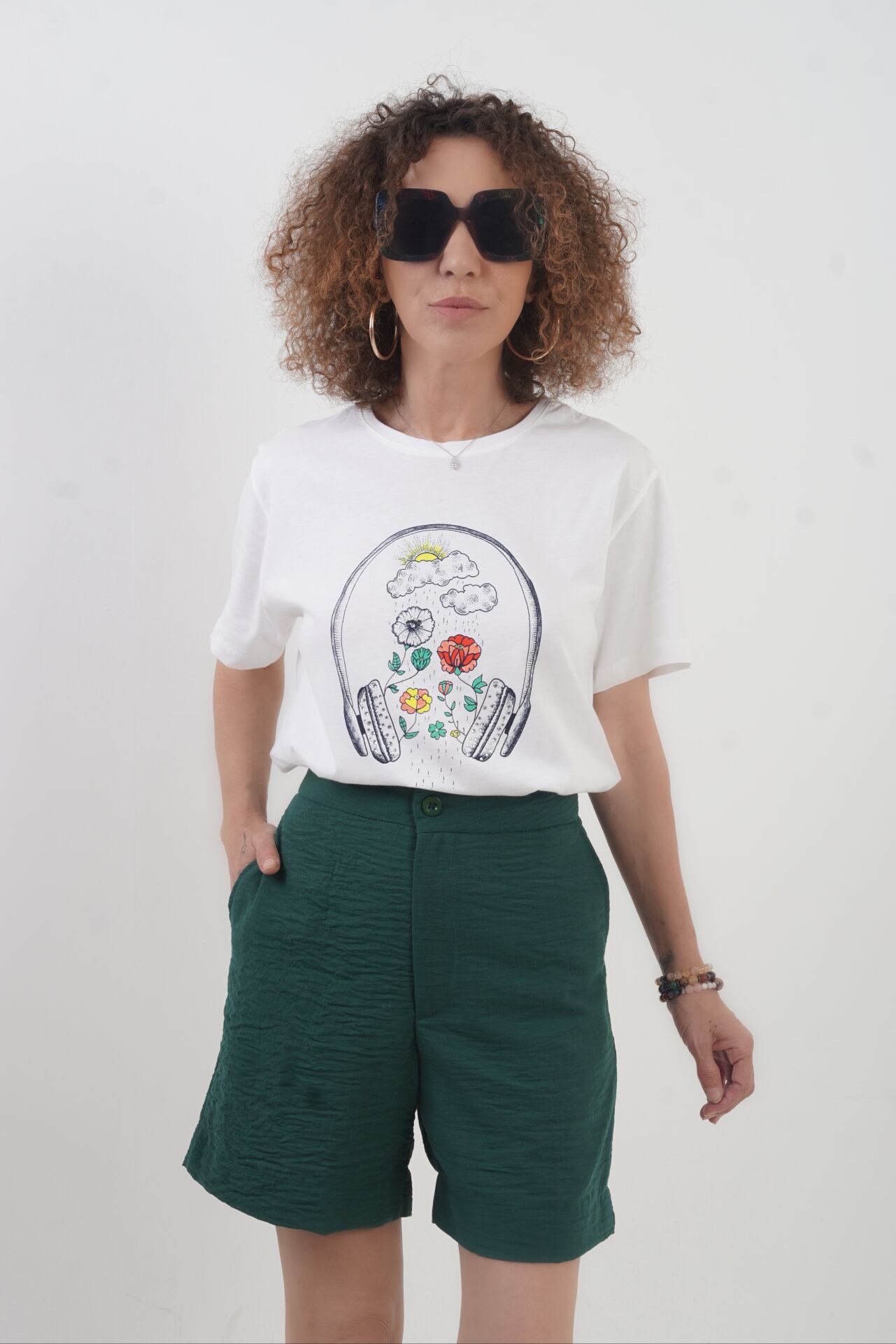 Ekru Taşlı Çiçek Ve Kulaklık Baskılı Tshirt