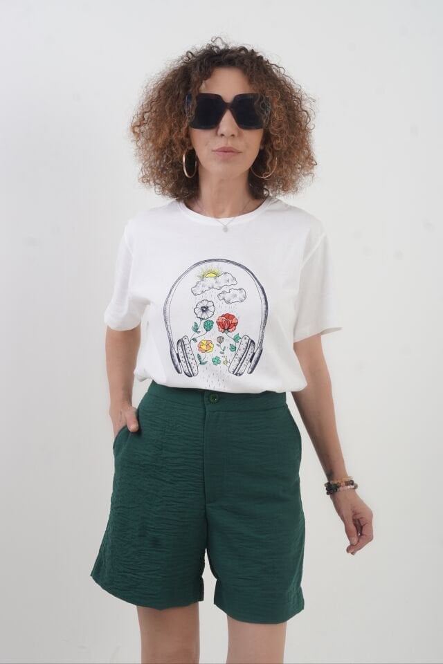 Ekru Taşlı Çiçek Ve Kulaklık Baskılı Tshirt