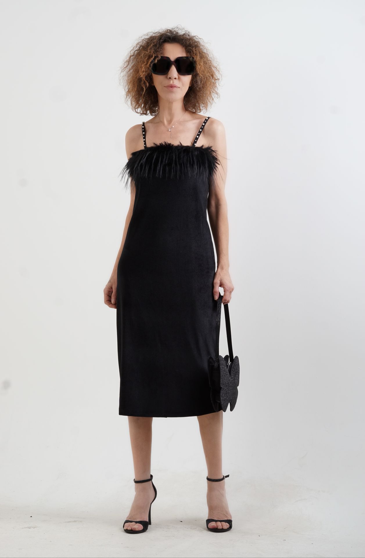 Siyah Otriş Detaylı Askılı Kadife Elbise