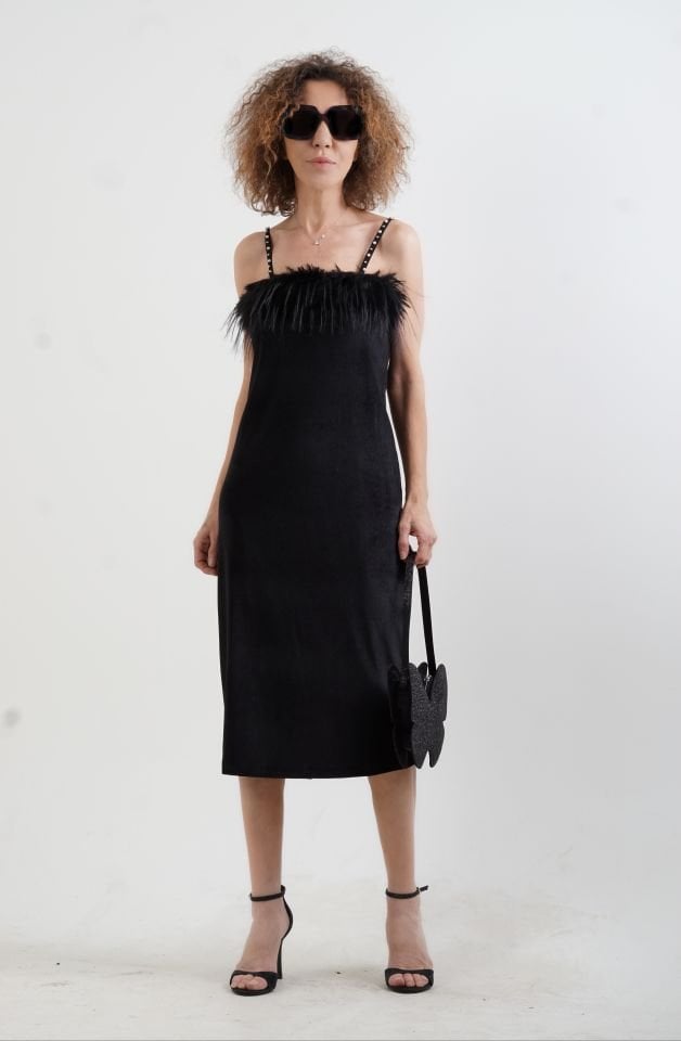 Siyah Otriş Detaylı Askılı Kadife Elbise