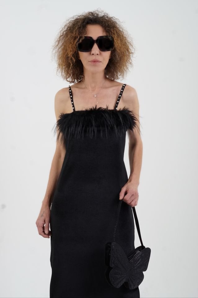 Siyah Otriş Detaylı Askılı Kadife Elbise