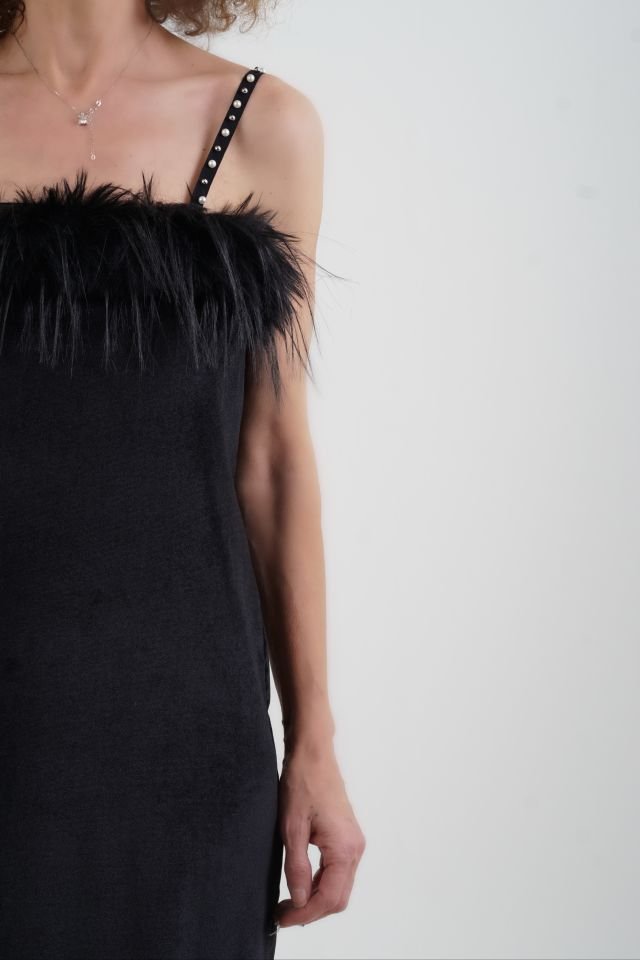 Siyah Otriş Detaylı Askılı Kadife Elbise