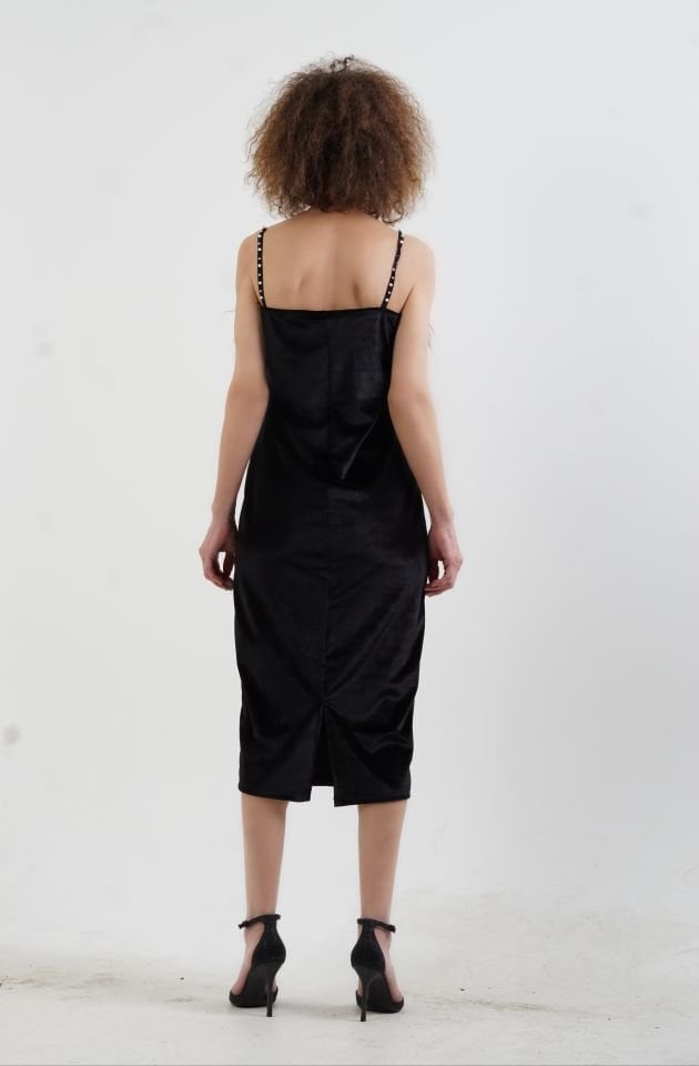 Siyah Otriş Detaylı Askılı Kadife Elbise