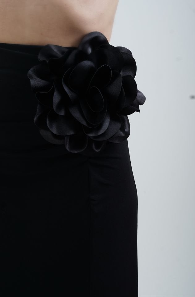 Siyah Çiçek Aksesuarlı Etek