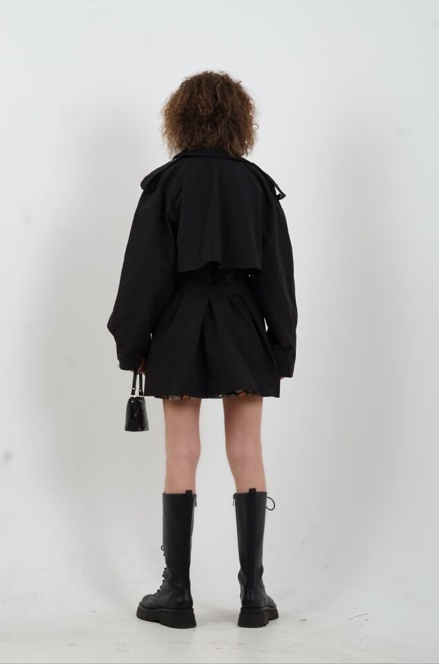 Siyah Kuşaklı Kısa Trençkot