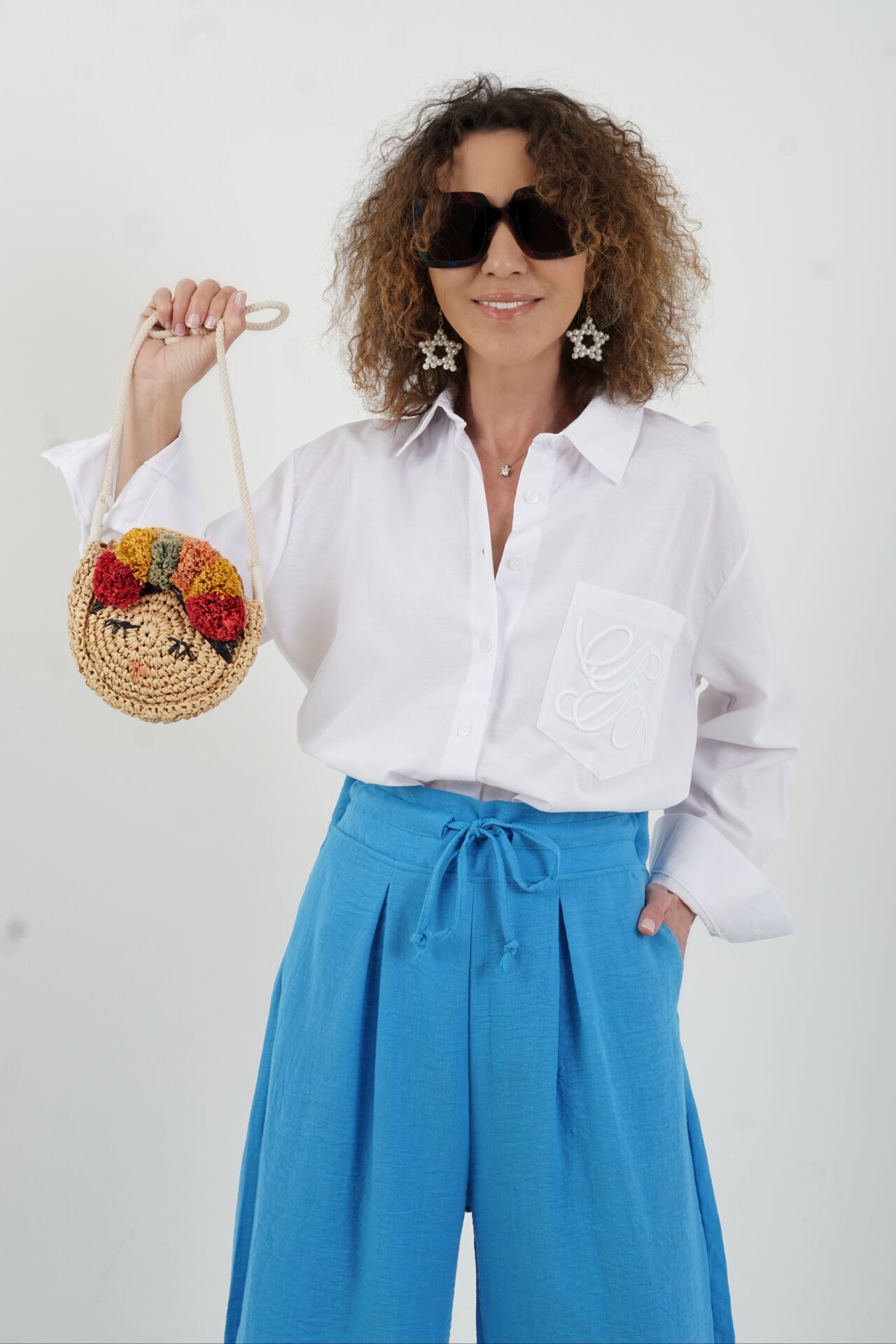 Beyaz Cebi Nakışlı Gömlek