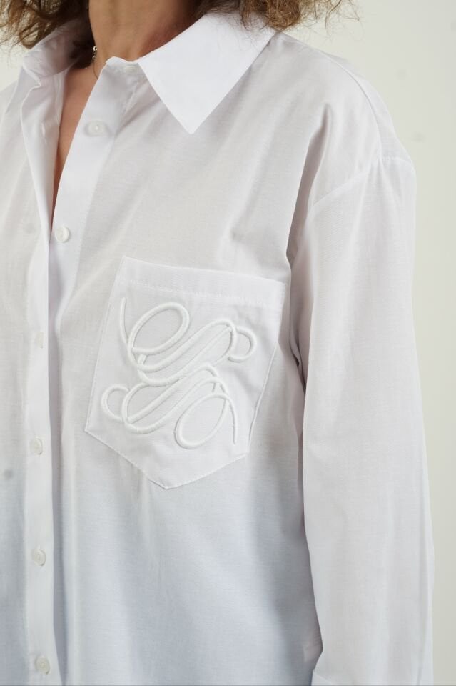 Beyaz Cebi Nakışlı Gömlek