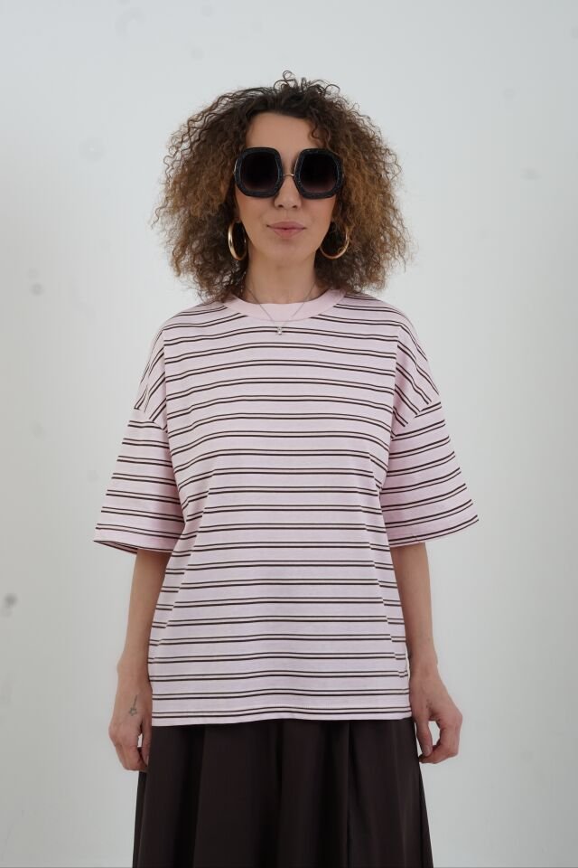 Pembe O Yaka Çizgili Tshirt