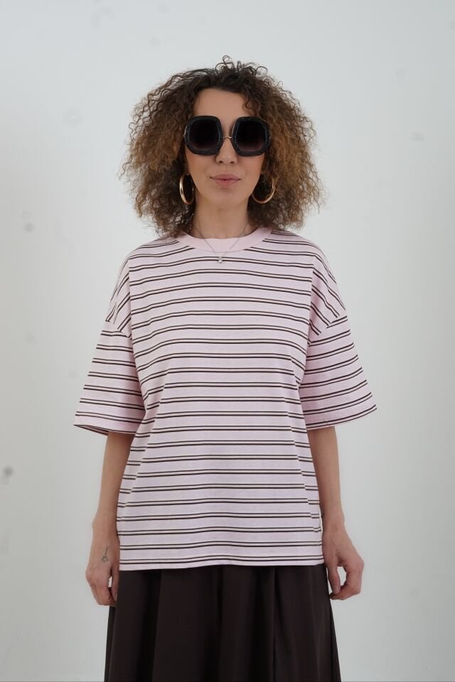 Pembe O Yaka Çizgili Tshirt