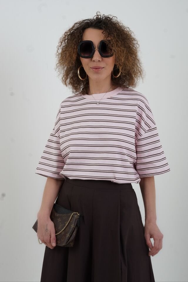 Pembe O Yaka Çizgili Tshirt
