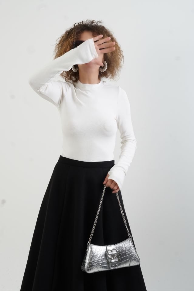 Ekru O Yaka Parmak Detaylı Bluz