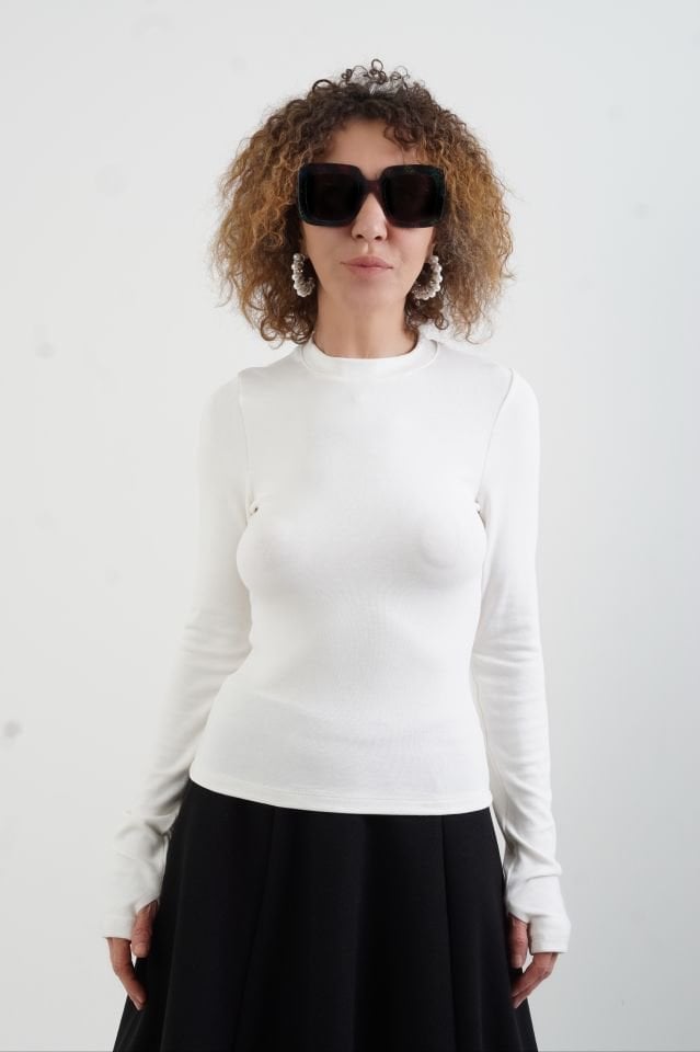 Ekru O Yaka Parmak Detaylı Bluz