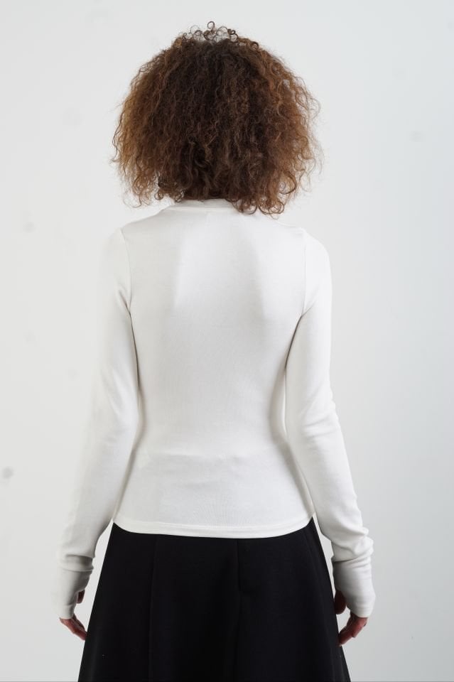 Ekru O Yaka Parmak Detaylı Bluz