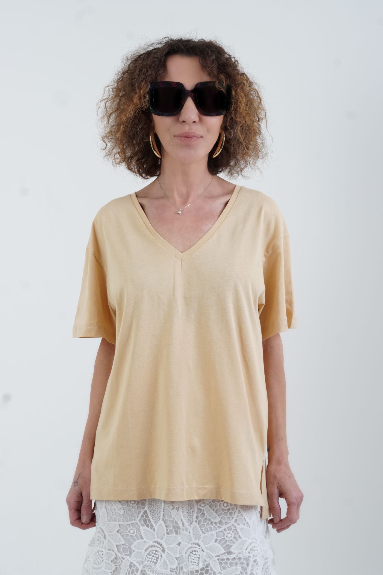 Mina V Yaka Tshirt
