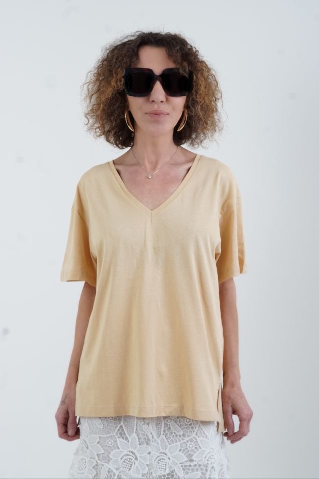 Mina V Yaka Tshirt