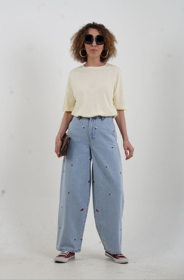 Mavi Nakışlı Kısa Paça Denim Pantolon