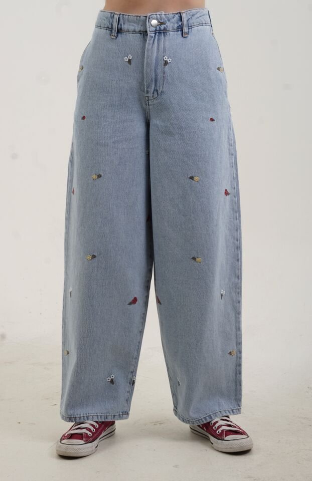 Mavi Nakışlı Kısa Paça Denim Pantolon