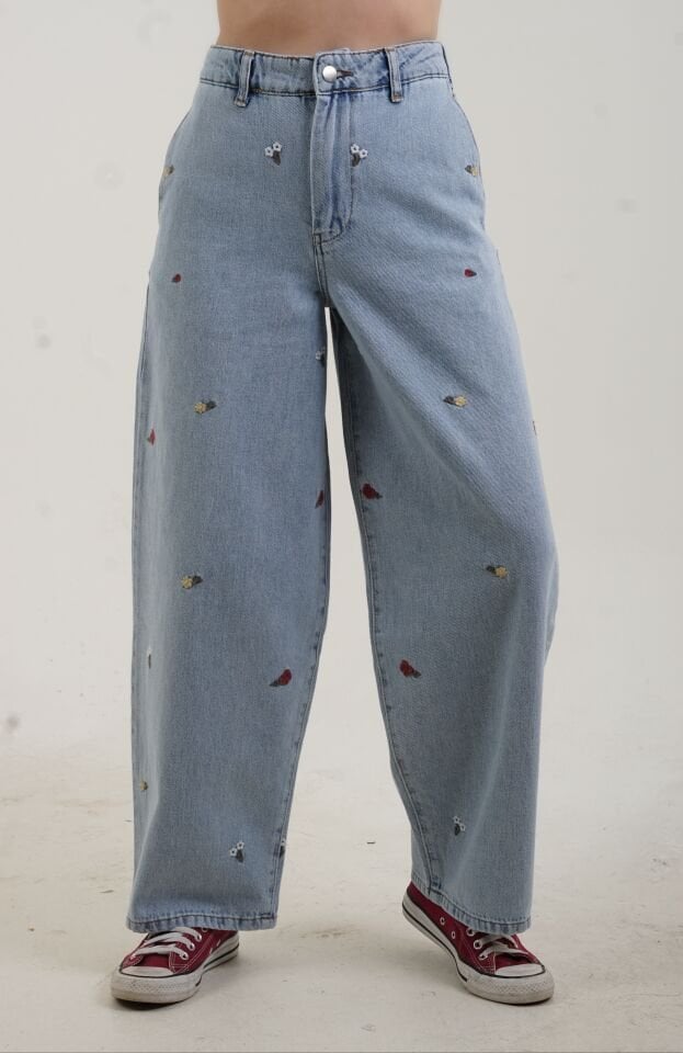 Mavi Nakışlı Kısa Paça Denim Pantolon