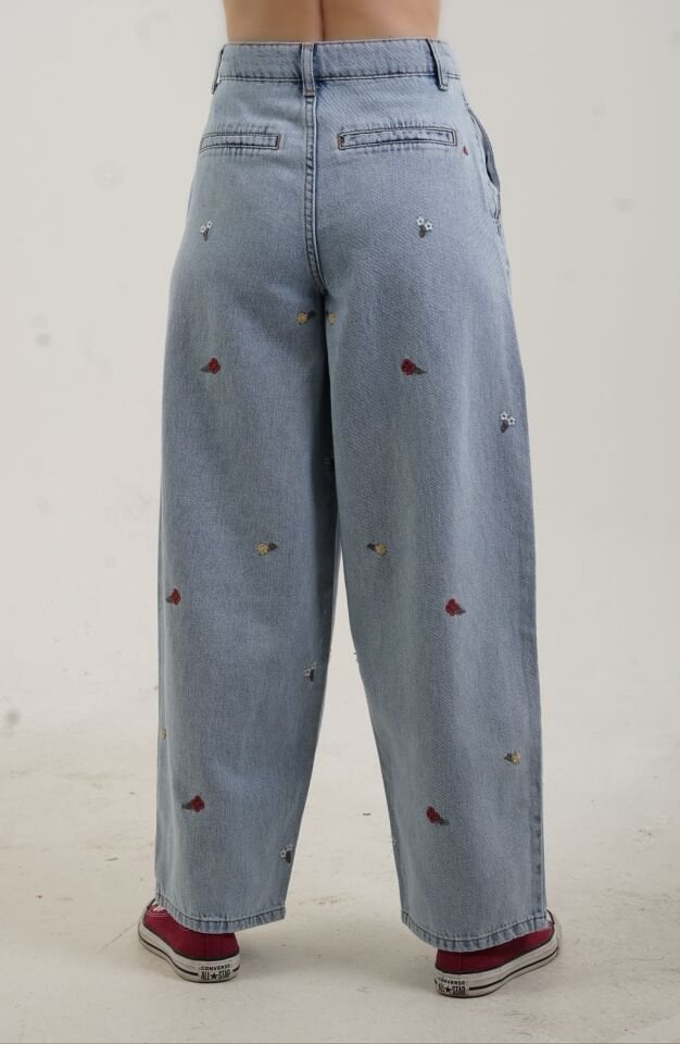 Mavi Nakışlı Kısa Paça Denim Pantolon