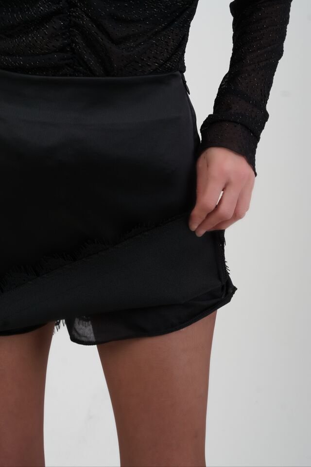 Siyah Dantel Detaylı Saten Mini Etek