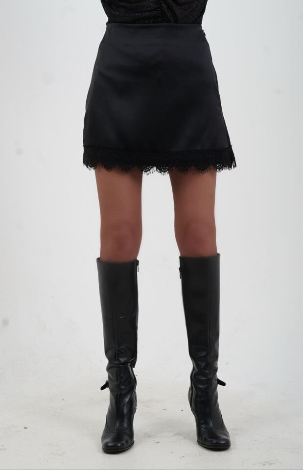 Siyah Dantel Detaylı Saten Mini Etek