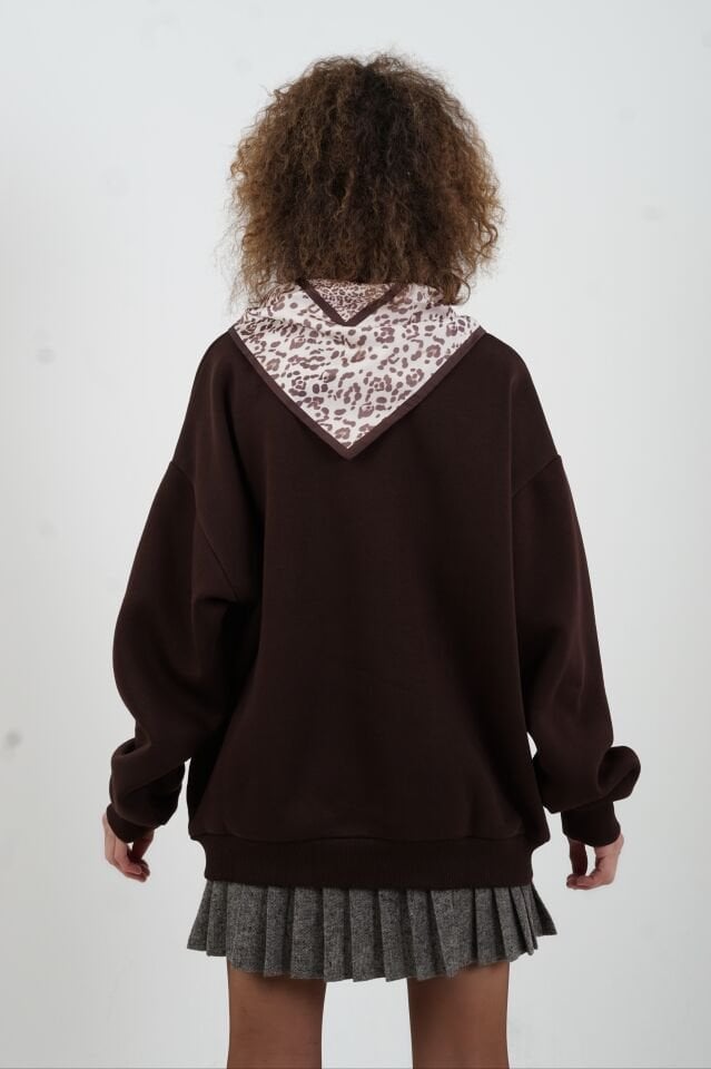 Kahve Fularlı Baskılı Polo Yaka Sweatshirt