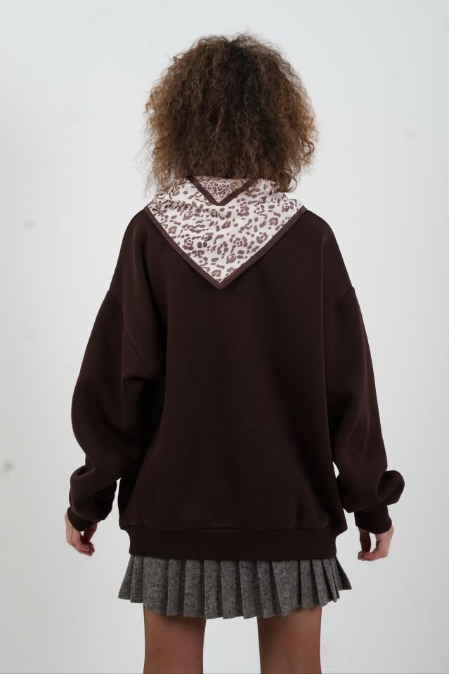 Kahve Fularlı Baskılı Polo Yaka Sweatshirt