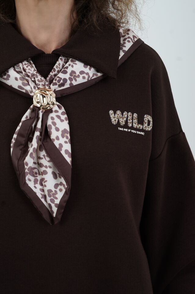 Kahve Fularlı Baskılı Polo Yaka Sweatshirt