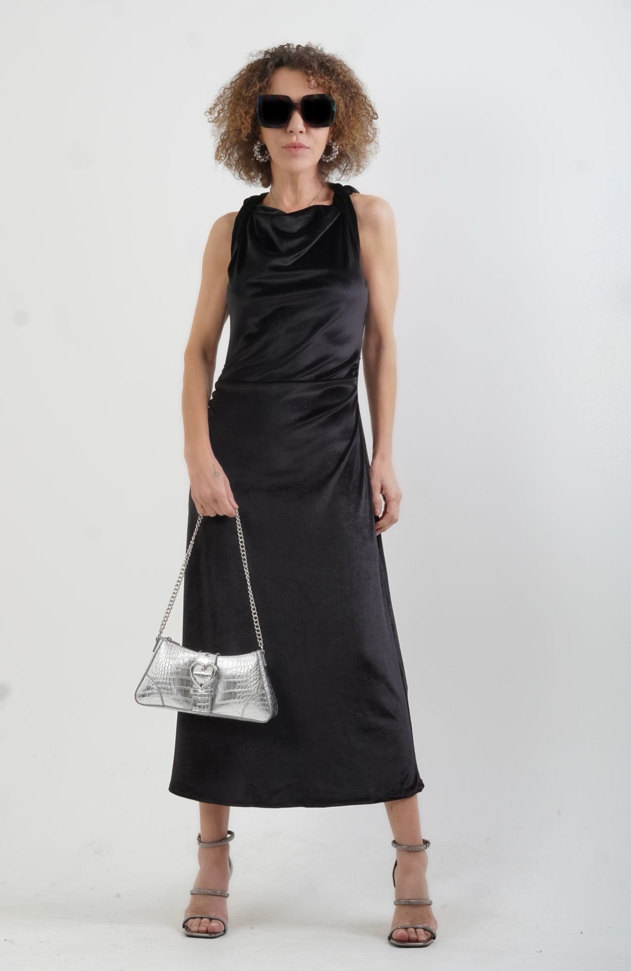 Siyah Askılı Kadife Elbise