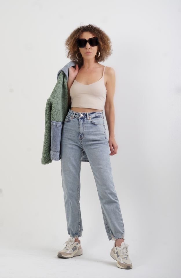 Buz Mavi Paçası Yırtıklı Mom Fit Jean Pantolon