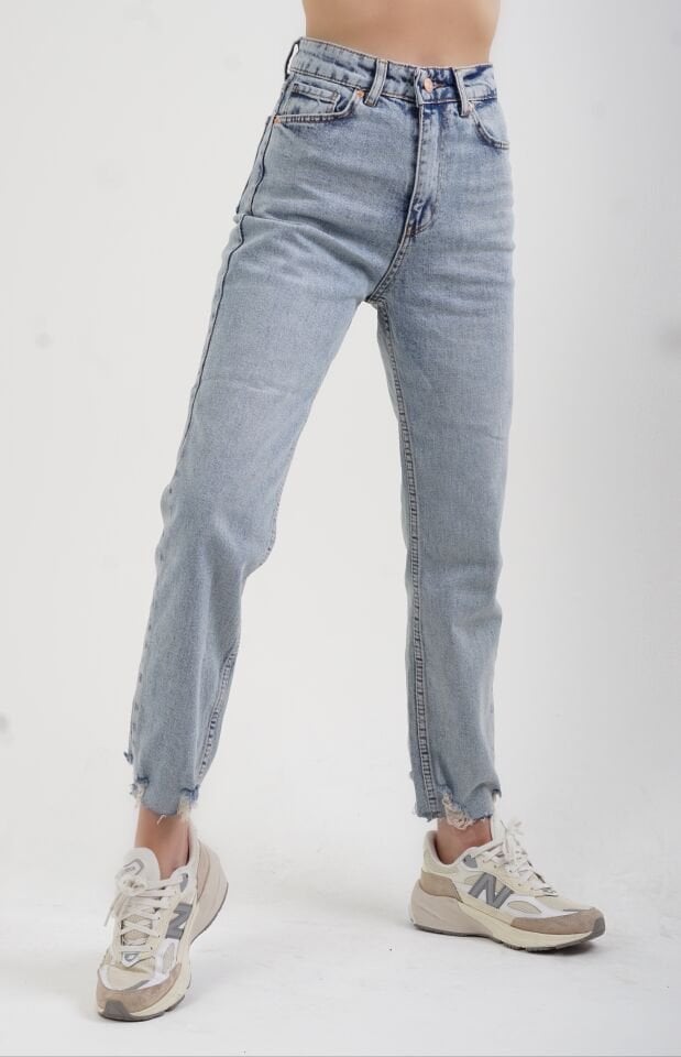 Buz Mavi Paçası Yırtıklı Mom Fit Jean Pantolon