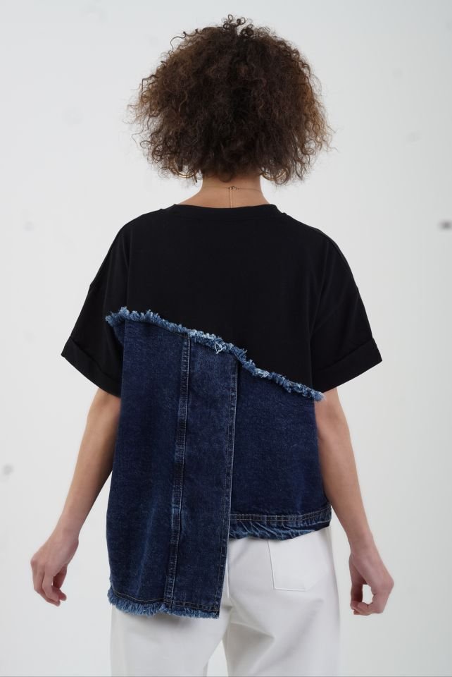 Siyah Denim Detaylı Asimetrik Tshirt