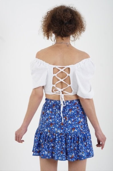 Beyaz Arkası Çapraz Bağcıklı Crop Bluz