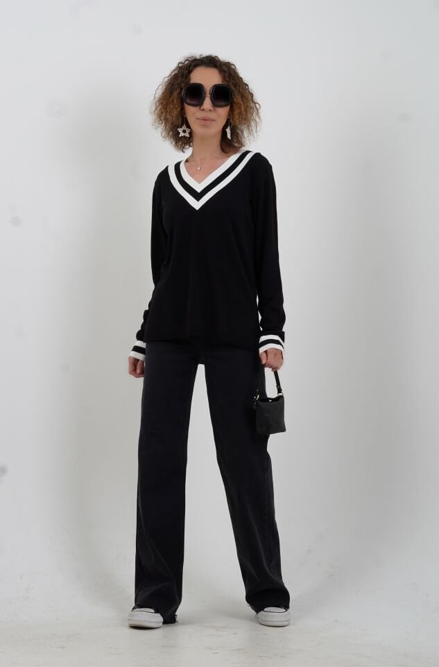 Siyah V Yaka Çizgili Özel Triko Kazak