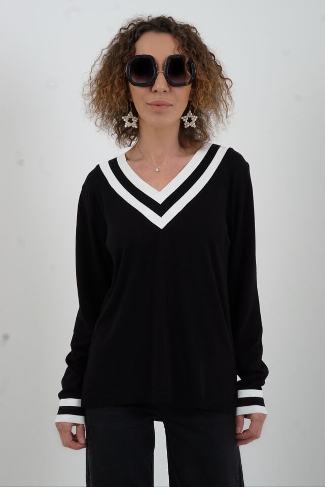 Siyah V Yaka Çizgili Özel Triko Kazak