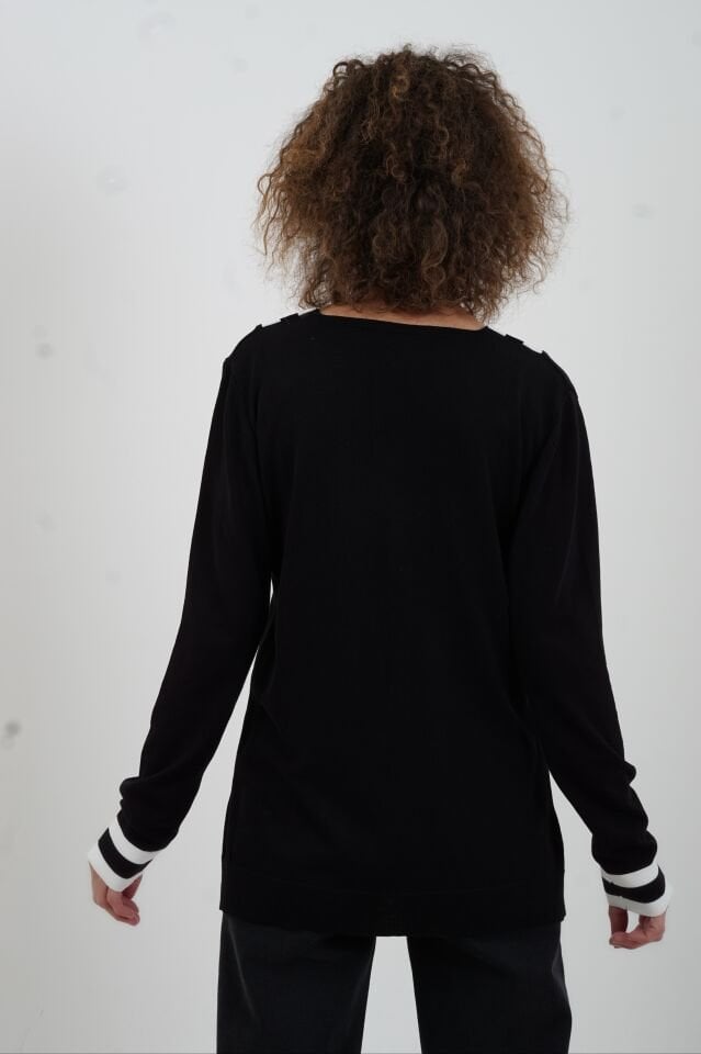 Siyah V Yaka Çizgili Özel Triko Kazak