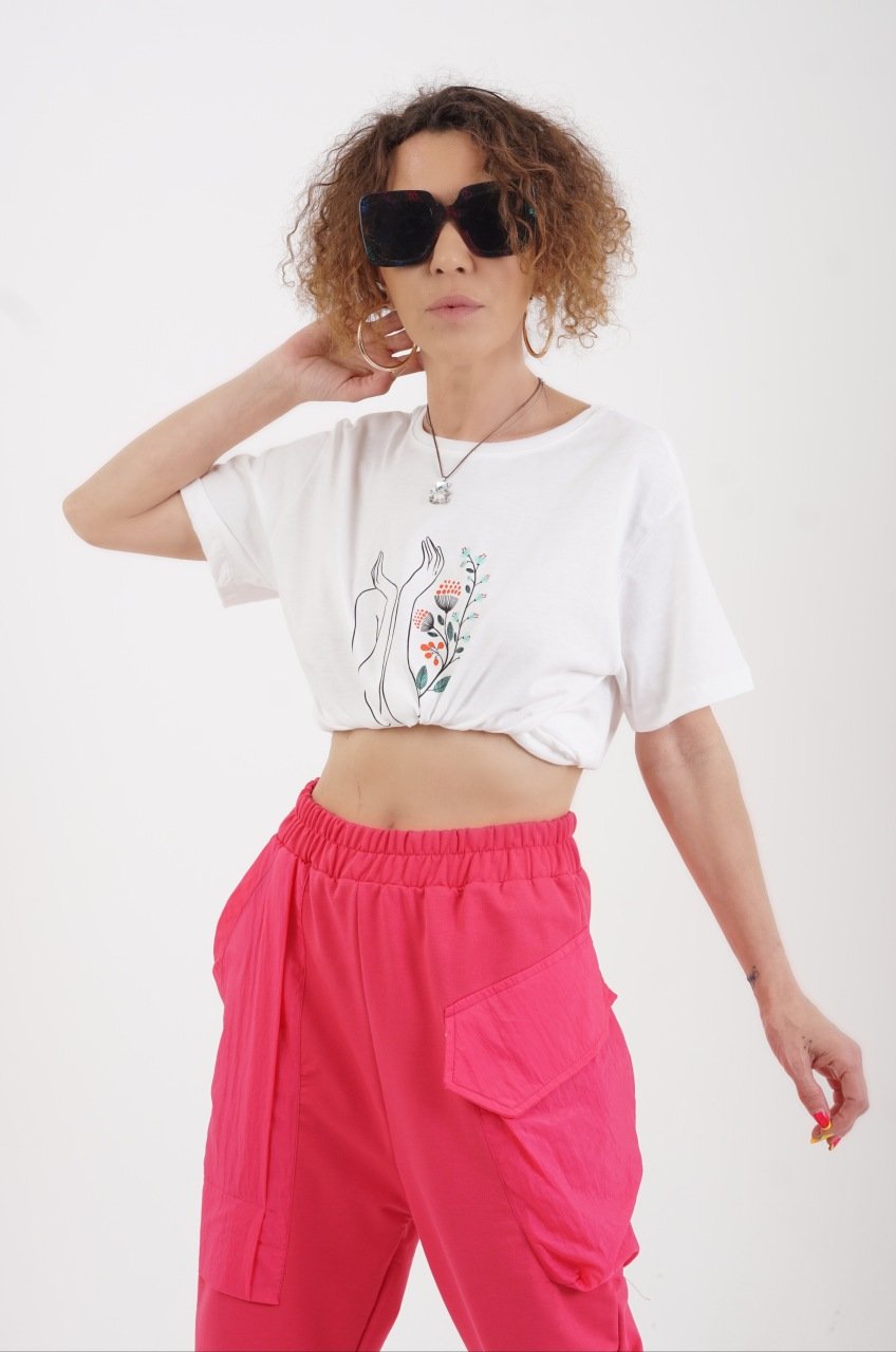 El Ve Çiçek Baskılı Tshirt