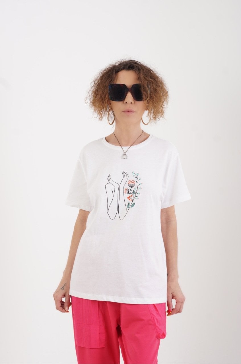 El Ve Çiçek Baskılı Tshirt