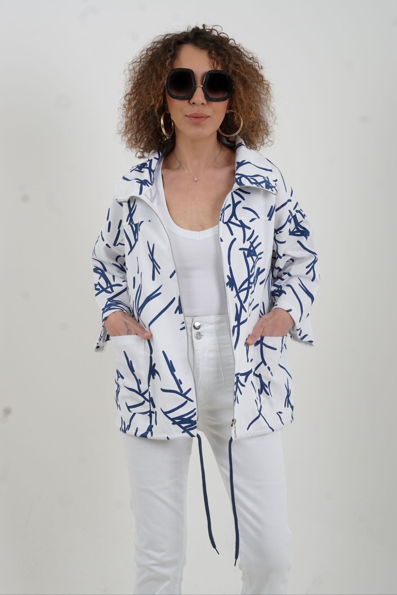 Beyaz Desenli Fermuarlı Mont