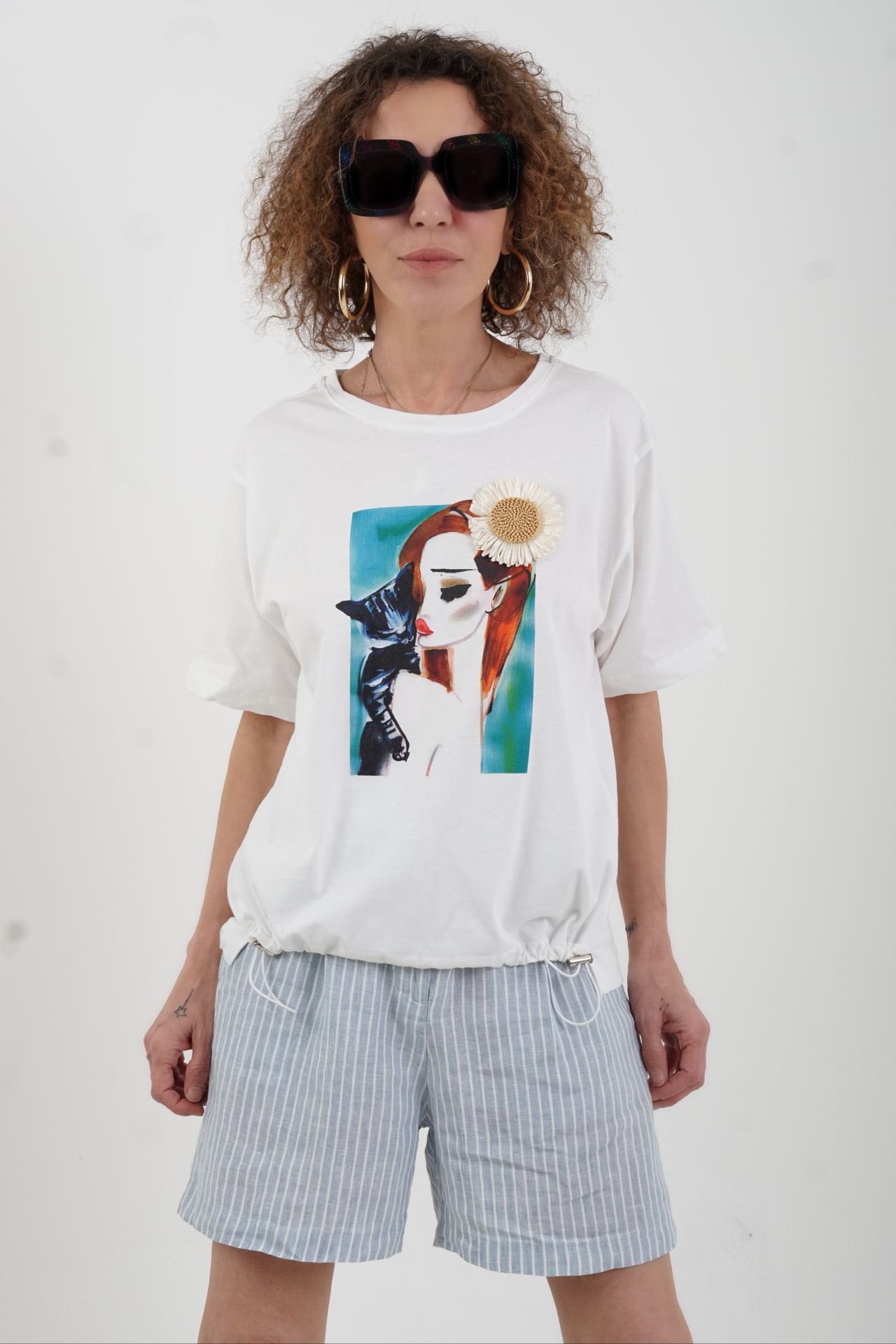 Ekru Kedili Kız Çiçek Broşlu Tshirt