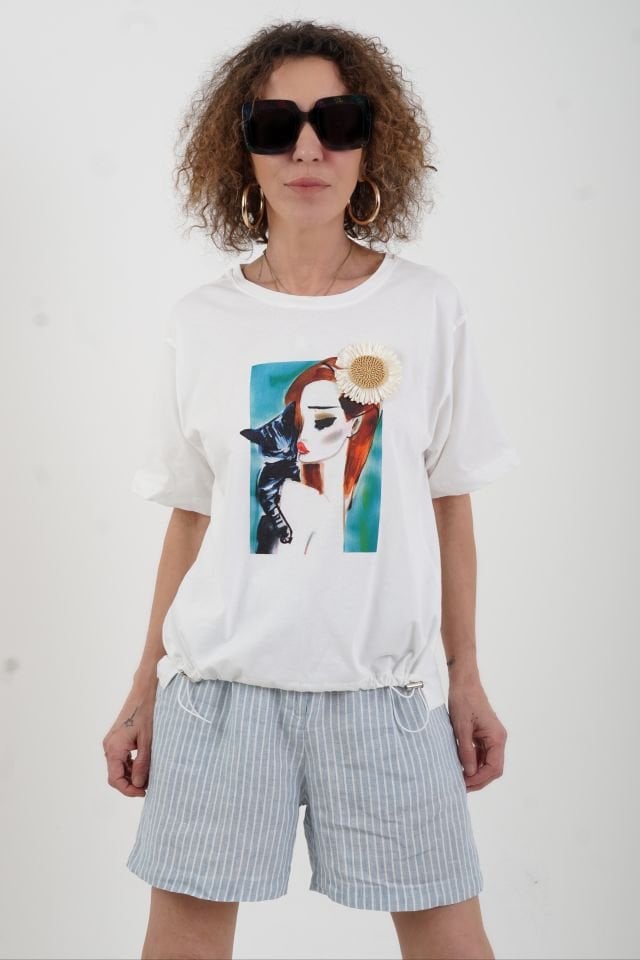 Ekru Kedili Kız Çiçek Broşlu Tshirt