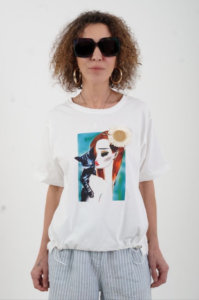 Ekru Kedili Kız Çiçek Broşlu Tshirt