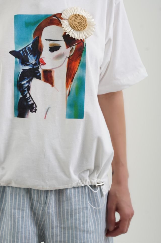 Ekru Kedili Kız Çiçek Broşlu Tshirt