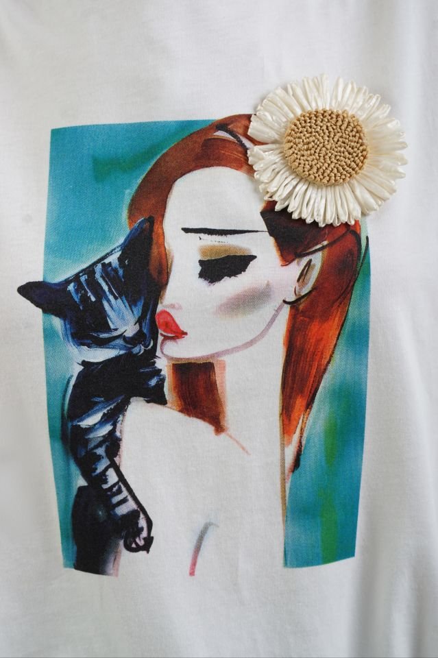 Ekru Kedili Kız Çiçek Broşlu Tshirt