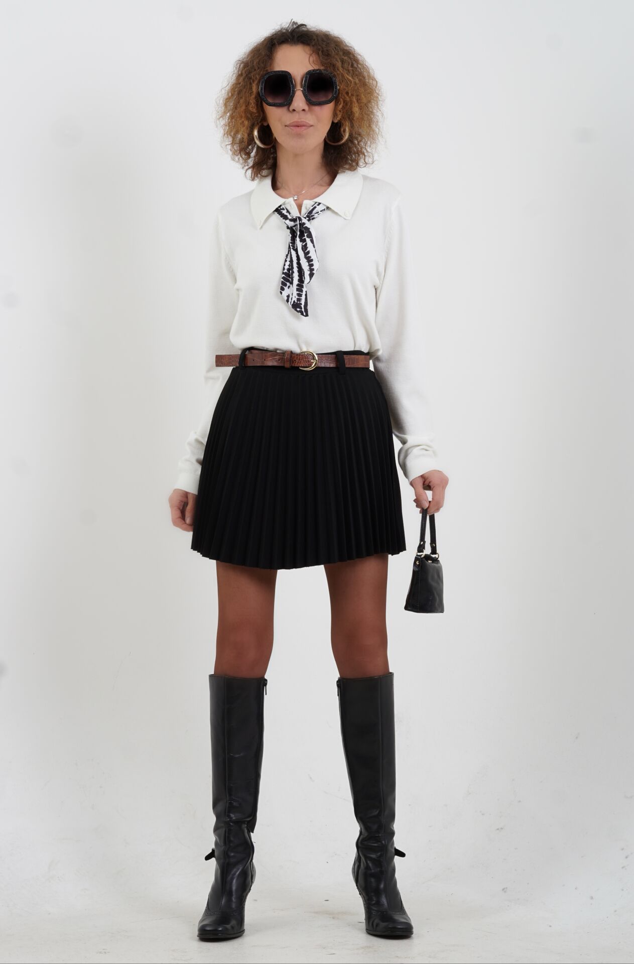 Siyah Kemerli İçi Şort Astarlı Piliseli Mini Etek