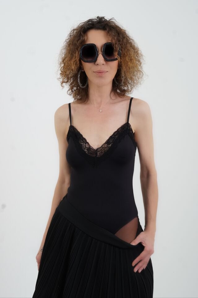 Siyah Dantel Yaka Askılı Bodysuit