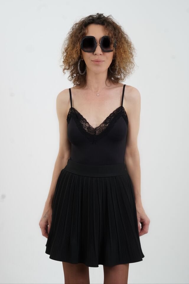 Siyah Dantel Yaka Askılı Bodysuit