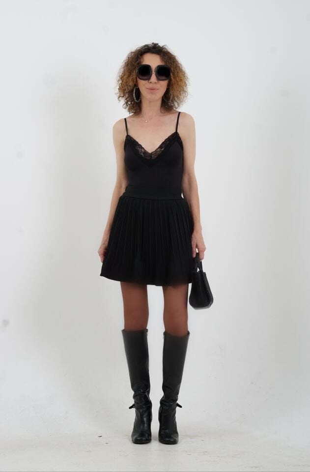 Siyah Dantel Yaka Askılı Bodysuit