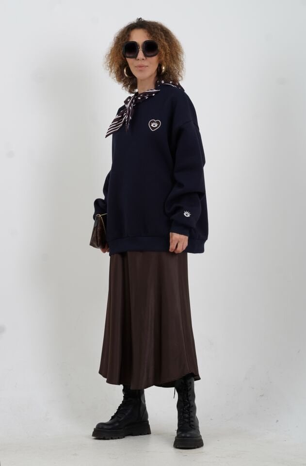 Lacivert Fularlı Göz Nakışlı Sweatshirt